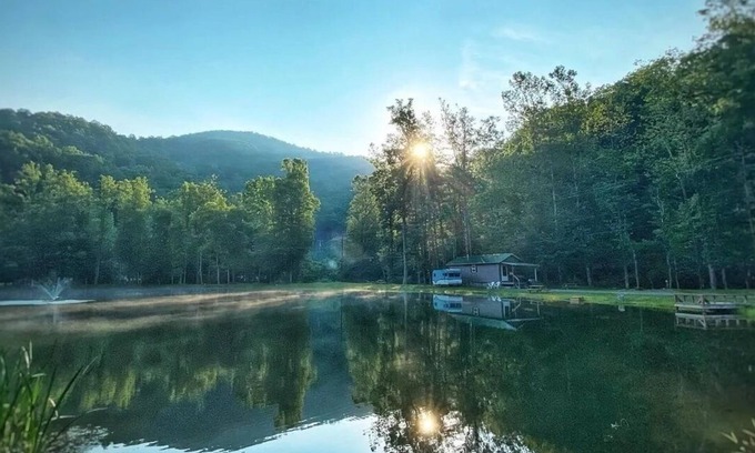 Northern Cabina | Pondside cabin next to a river with kitchen and bath. Kid/Pet Friendly. Roku TV