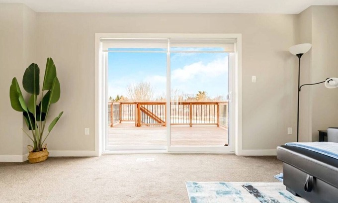 Doon South Casa | Pondside Home w Sun Deck - Near Victoria Park!