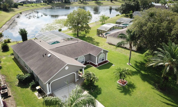 Sunridge Woods Casa | Pondside Paradise Beautiful 4 bedroom pond facing pool home
