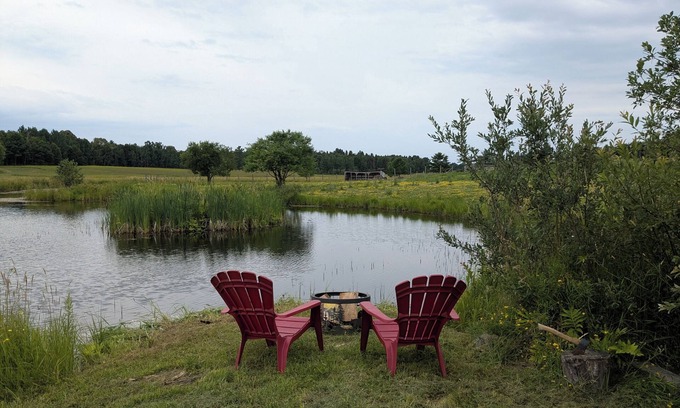 Powassan Cabina | Pondside Yurt Stay on a Heritage Farm with Trails, Sauna & Scenic Views