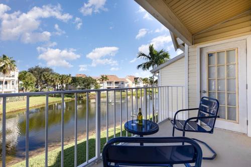 Ocean Side Village Apartamento | Pondview Modern Farmhouse Condo Half Mile to Beach