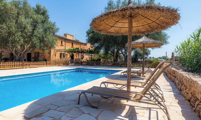 Llucmajor Casa | Casa de vacaciones 'Ponent' con vistas a la montaña, piscina compartida y Wi-Fi