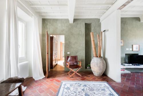 Oltrarno Apartamento | Ponte Vecchio Flat Overlooking Piazza della Passera