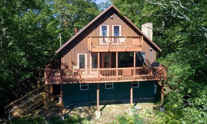 Burks Fork Cabina | Pontificator's Perch - you'll love the view, by Buffalo Mtn Getaway