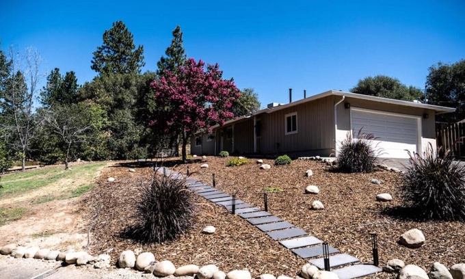 Diamond Springs Casa | Pool-2 King Beds-Hot Tub-Fire Place-Garage Parking