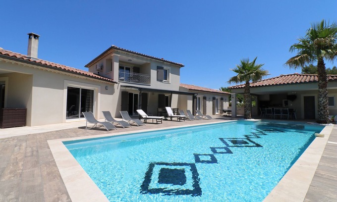 Carpentras Casa | Calificación de 5 estrellas, villa de 4 camas, amplio espacio al aire libre, casita de piscina y hermosa garde