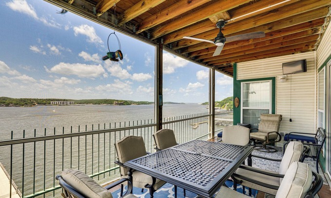 Lakeland Condominio | Pool Access at Waterfront Lake Ozarks Rental!