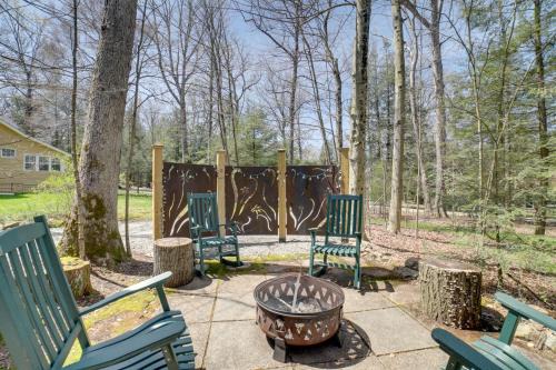 Laurel Mountain Casa | Pool Access Pet-Friendly Pennsylvania Cabin!