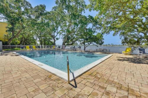 Mary Esther Apartamento | Pool and Beach Access Lovely Mary Esther Condo!