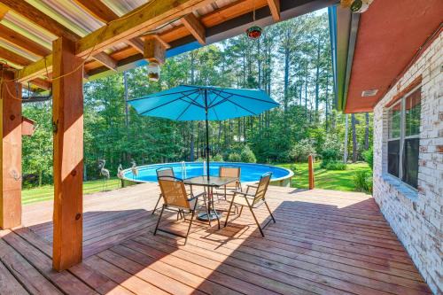 Newnan Casa | Pool and Deck Pond-View Getaway in Newnan!