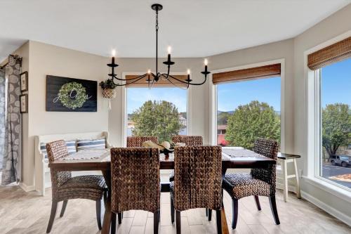 Lake Hamilton Apartamento | Pool and Dock Access Lakefront Hot Springs Condo!