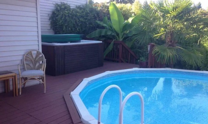 West Linn Casa | Pool and Hot Tub House West Linn, OR