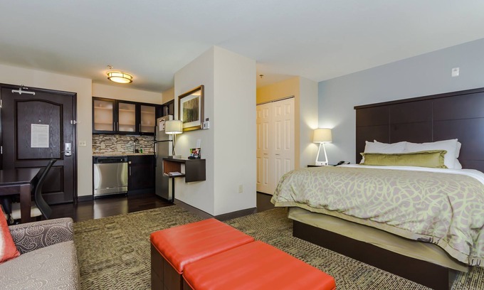 Grand Forks Apartamento | Pool and Hot Tub. Near University of North Dakota