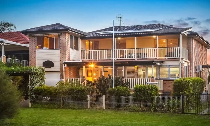 Killarney Vale Casa | Pool and Spa on the Lakefront Killarney Vale
