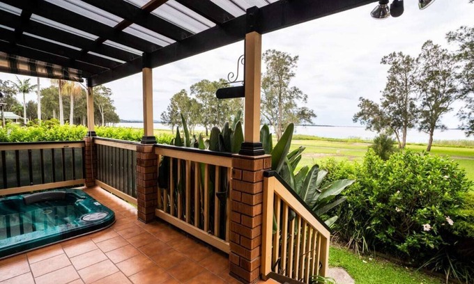 Killarney Vale Casa | Pool and Spa on the Lakefront / Killarney Vale