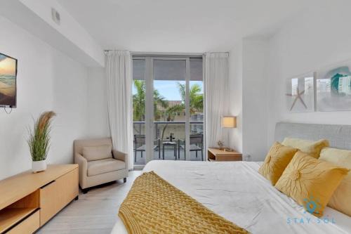 Hallandale Beach Apartamento | Pool Apartment with Balcony Near Beach