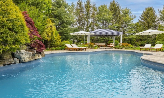 Town of Southold Town Casa | POOL + Beach 1 mi. to Greenport Village! July deal 7+ nights, just message