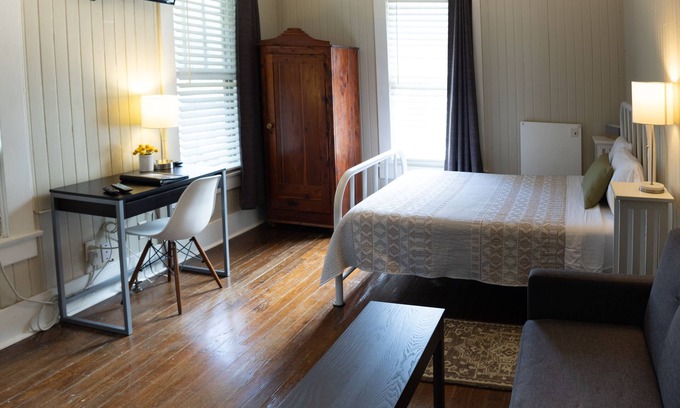 Oaks Historic District Apartamento | Pool Cottage in Historic Old Town Beaumont