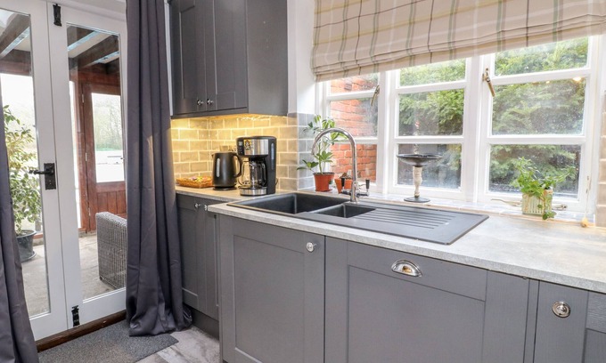 Sturton By Stow Cabaña | Pool Cottage, SAXILBY