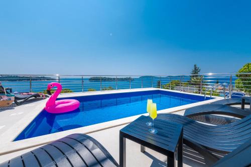 Lozica Apartamento | Pool Deck Comfort Apartment