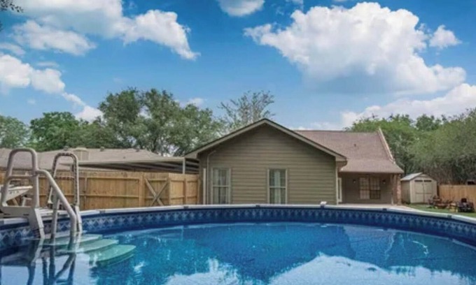 Lafayette Casa | Amplio estilo de Nueva Orleans con piscina y chimenea.