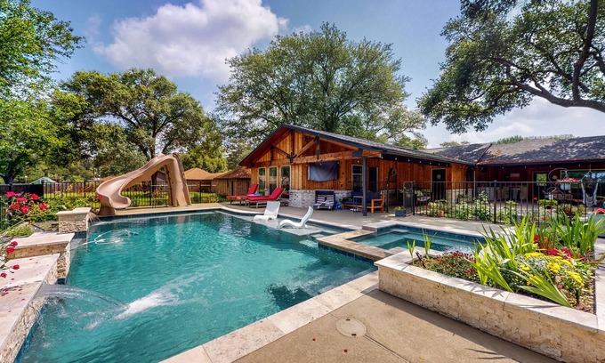 Tomball Casa | Pool, Fireplace, pool table, Hot Tub, & W/D