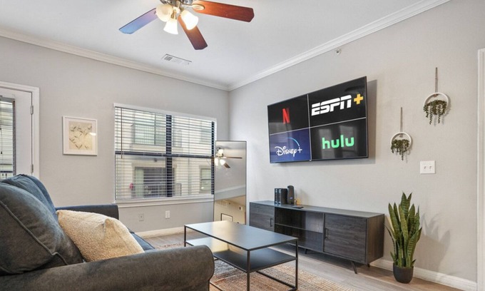 Pemberton Heights Apartamento | Pool + Free Parking + Smart TV in Central Austin!