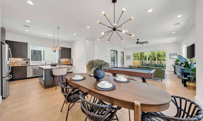 Riverside Casa | Pool & Game Room & Chef's Kitchen – 6BR Sleeps 24
