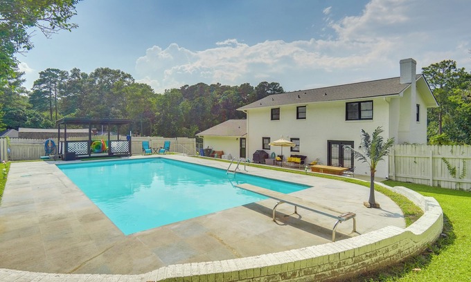 Westover Casa | Pool & Game Room: Family Retreat in Fayetteville