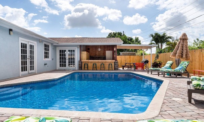 West Palm Beach Casa | Pool - Game Room - Mini Golf - Hot Tub - Fire Pit - West Palm Beach