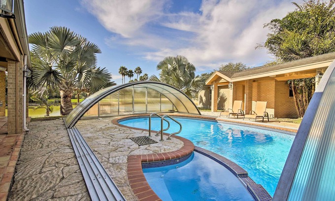 Harlingen Casa | ¡NUEVO! Waterfront Harlingen Home w / Pool, Spa & Gazebo