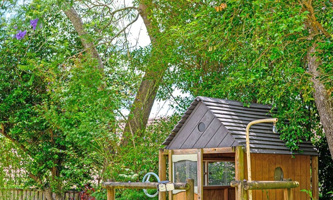 East Lindfield Casa | Pool + Garden + Bush Views Spacious 4 BR home