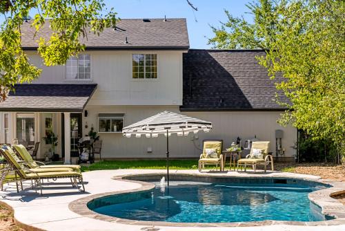 The Hermitage Casa | Pool Getaway Movie Room Games Yard Bbq Pets