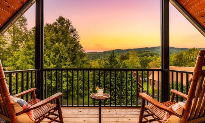 White Oak Lodge Cabina | Pool! Gym! Family favorite..enclosed patio. Hot tub, fireplace. No scary roads!