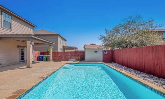 Southside Casa | POOL HAPPY HOME near Lackland & Downtown