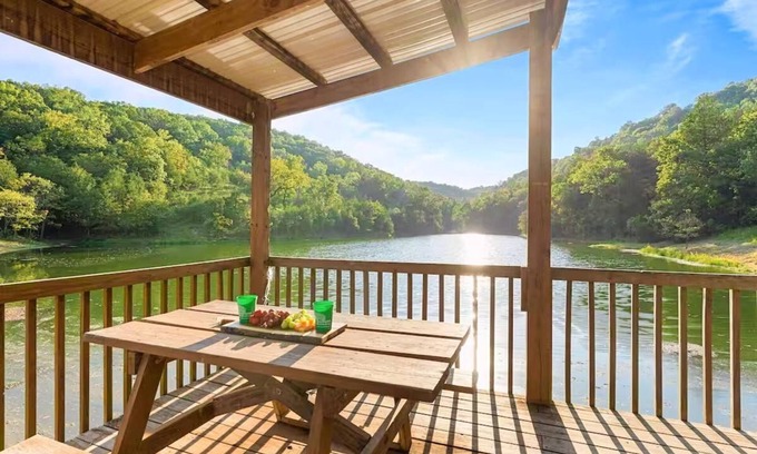Branson West Casa | Pool, Hiking Trails & Pond, Ping Pong, Games! Close to SDC, Shows, Shopping