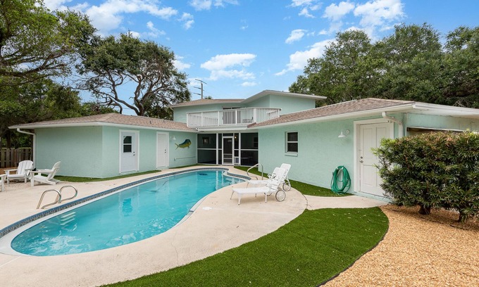 Cape Caneveral Beach Gardens Casa | Pool home > 1/2 miles to beach 1 mile to Port Watch Rockets take off and land