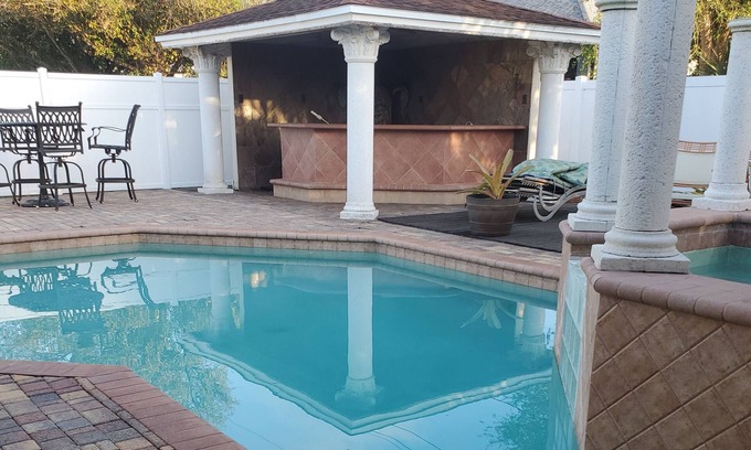 Cypress Lake Casa | Casa de 2200 pies cuadrados con piscina y bar tiki