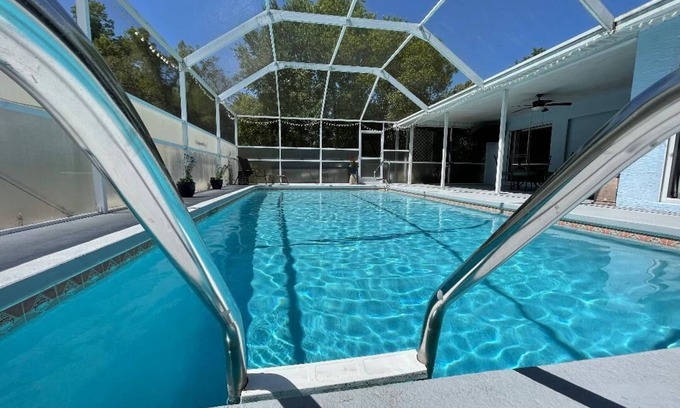 Spring Hill Casa | POOL HOME LARGE AND SPACIOUS 15 MIN TO WEEKI WACHEE SPRINGS PARK -