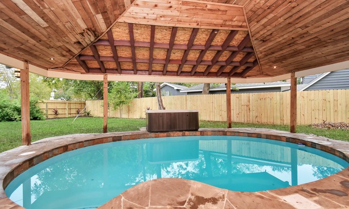 Pearland Casa | Hot Tub & Pool - 4 BR Luxury Home in Friendswood! Close to Top Attractions!