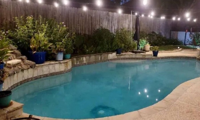 South Arlington Casa | Pool Hot Tub Game room Arcade fast Wi-Fi Fire Pit Dog Friendly!