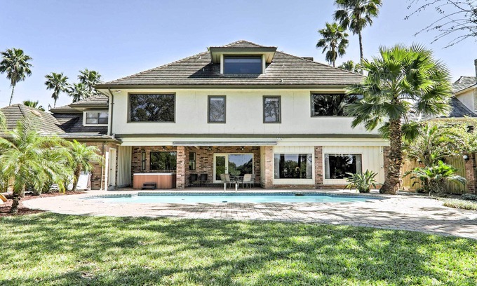 Harlingen Casa | Lakefront Harlingen Home w / Pool, muelle y mesa de billar