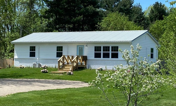 Coloma Casa | POOL, HOT TUB, PET FRIENDLY FENCED IN YARD RETREAT CLOSE TO LAKE MICHIGAN!!!