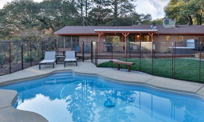 Mariposa Casa | Pool, Hot Tub, Privacy, Newly Remodeled, Centrally Located!