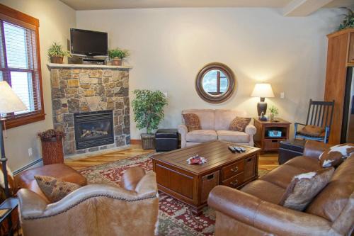 Steamboat Springs Casa | Pool & Hot Tubs, 2 Living Rooms, City Shuttle, Washer, Dryer