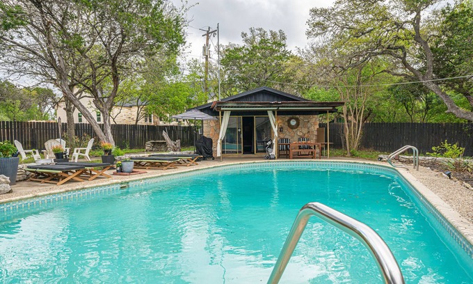 Helotes Casa | Pool House-Near La Cantera, Helotes, Floore’s, The Rim, Sea World, Fiesta Texas.