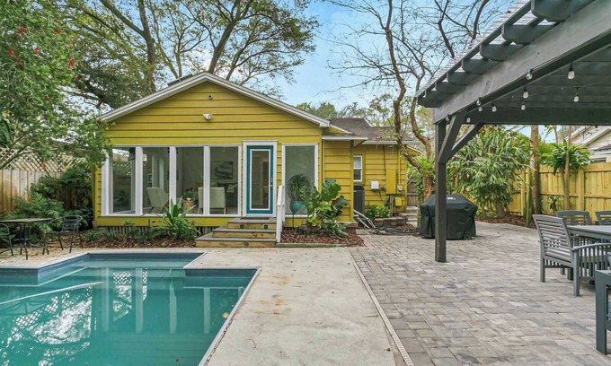 Riverside Heights Casa | Pool House Oasis – Home for 6