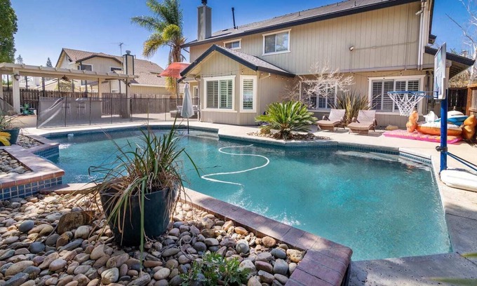 Elk Grove Casa | Pool house w/ movie room, pool table, poker table