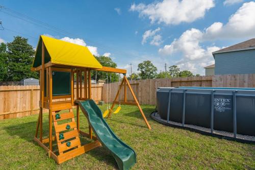 Northside Casa | Pool house with hot tub