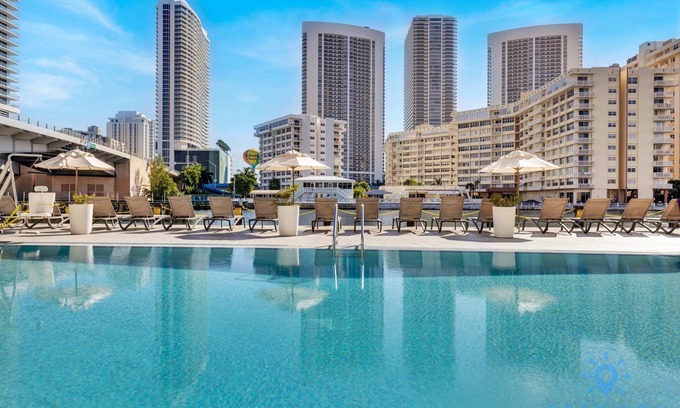 Hallandale Beach Apartamento | Pool|Infinity View Balcony+ Gym+ Near Beach